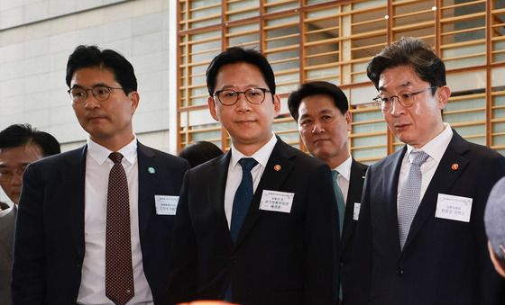 로봇 시연 살피는 배경훈 부총리와 이억원 금융위원장