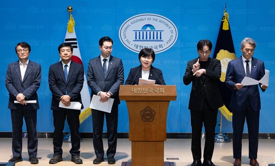조희대 대법원장 대법관 재제청 거부 관련 기자회견하는 서영교 법사위원장과 여당 법사위원들