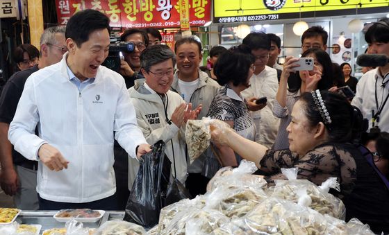 시장에서 환하게 웃는 오세훈 시장