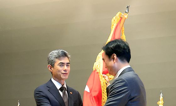 국방부기 전달 받는 강신철 장관