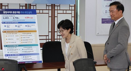 인사하는 원민경 장관