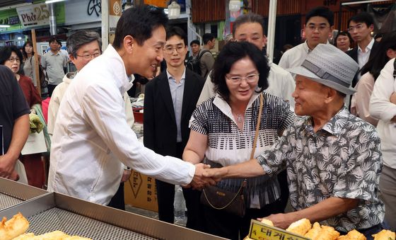 신중앙시장 찾은 오세훈…추석 민심 청취