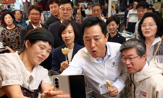 오세훈, 신중앙시장서 상인들과 명절 인사