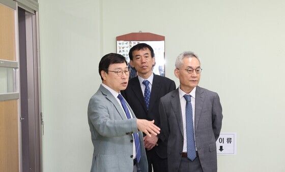 경증 시각장애 수험생 수능시험장 찾은 정근식 교육감