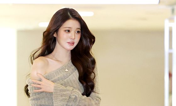 장원영, 가냘픈 어깨라인