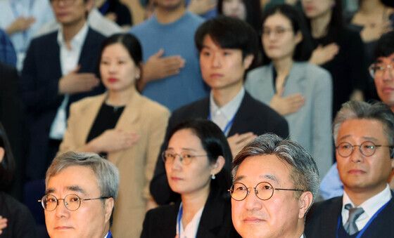 국민의례 하는 윤호중 장관