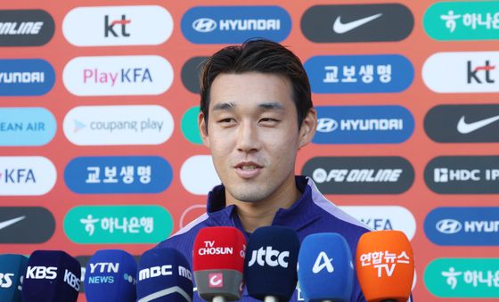 취재진 질문에 답하는 송민규