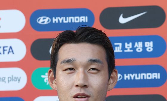 취재진 질문에 답하는 송민규