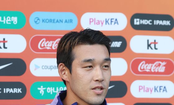 훈련 전 인터뷰 하는 송민규