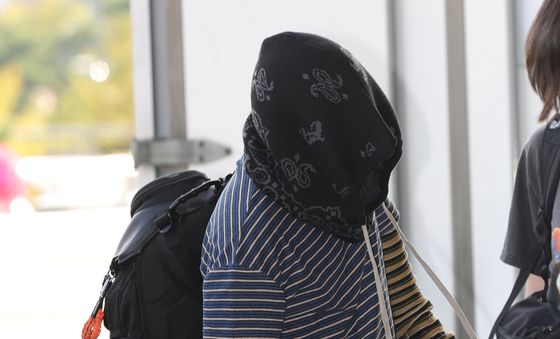꽁꽁 싸매고 출국하는 바운디