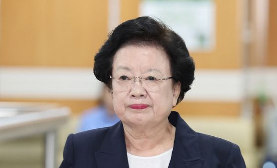 2심 선고 법정 향하는 이배용 전 국가교육위원장