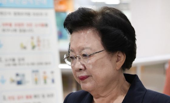 2심 선고 법정 향하는 이배용 전 국가교육위원장