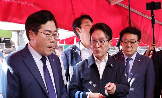 정육점 방문한 김민석·박찬대