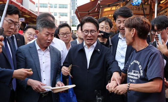 새우 들어보이는 김민석 대표
