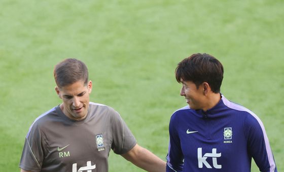 이야기 나누는 모레노 감독과 손흥민
