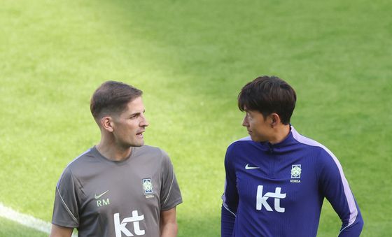 훈련 전 이야기 나누는 모레노 감독과 손흥민