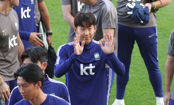 팬들에게 인사하는 손흥민