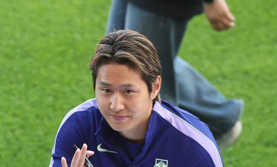 팬들에게 인사하는 이강인
