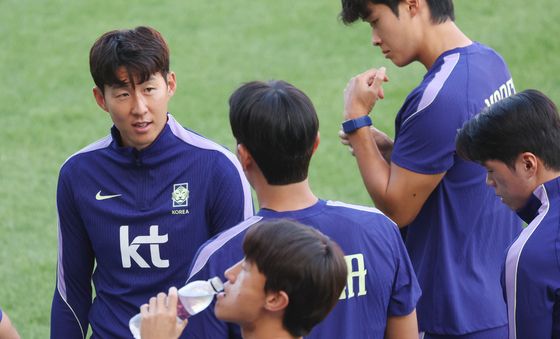 선수들과 이야기 나누는 손흥민