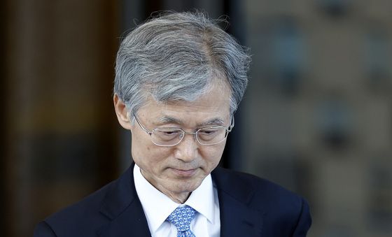 굳은 표정으로 퇴근하는 조희대