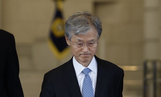 굳은 표정으로 퇴근하는 조희대 대법원장