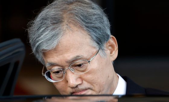 굳은 표정으로 퇴근하는 조희대