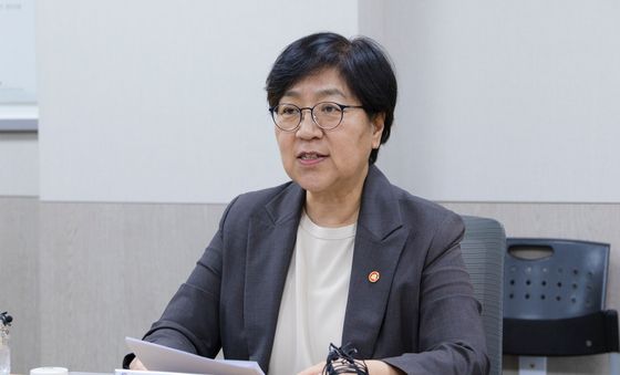 정은경 장관, 첨단재생의료 치료 1호 현장 찾아