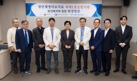 정은경 장관, 첨단재생의료 치료 1호 현장 찾아