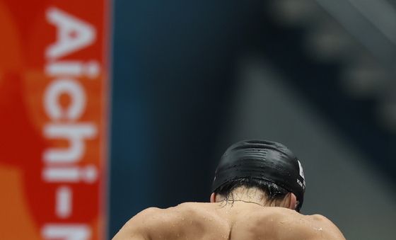 아쉬움 속 경기장 빠져나가는 김우민