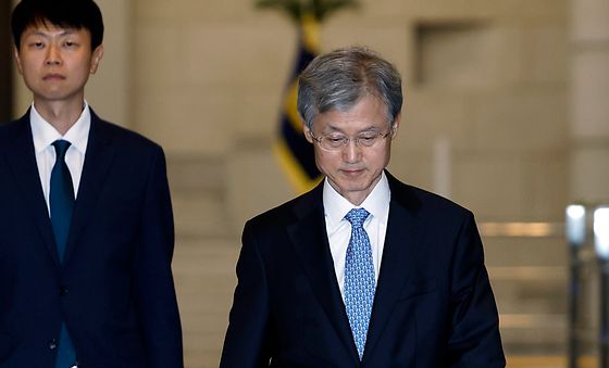 대법원 나서는 조희대 대법원장