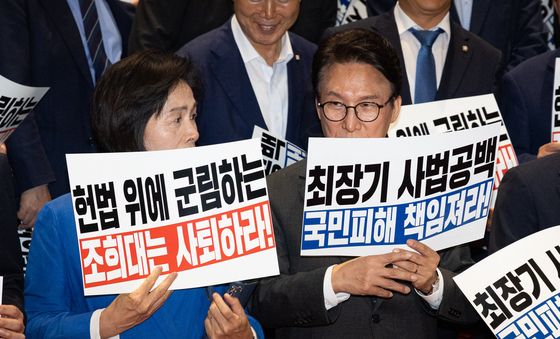 최민희 최고위원과 대화하는 김민석 민주당 대표