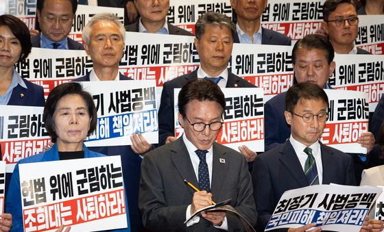 메모하는 김민석 민주당 대표