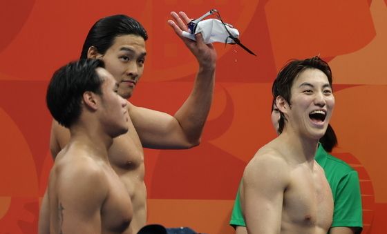 수영 남자 400m 혼계영 동메달 '미소 활짝'