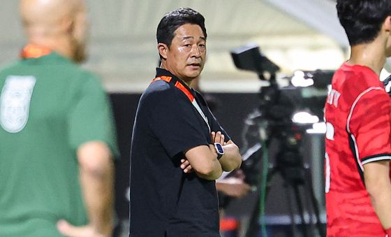 경기 지켜보는 이민성 감독