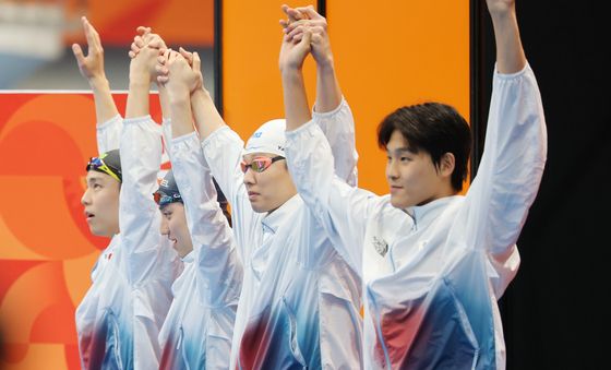 손 맞잡고 입장하는 400m 혼계영 주자들