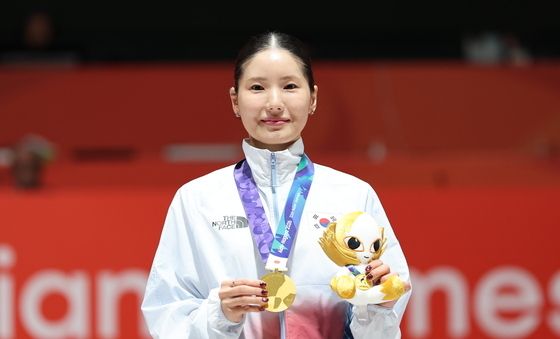 금메달 든 송세라