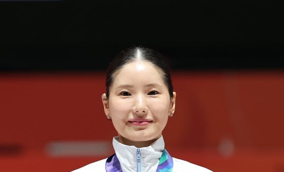 금메달 든 송세라