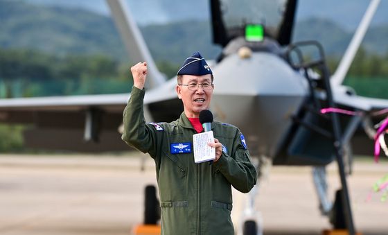 장병들 격려하는 손석락 공군참모총장