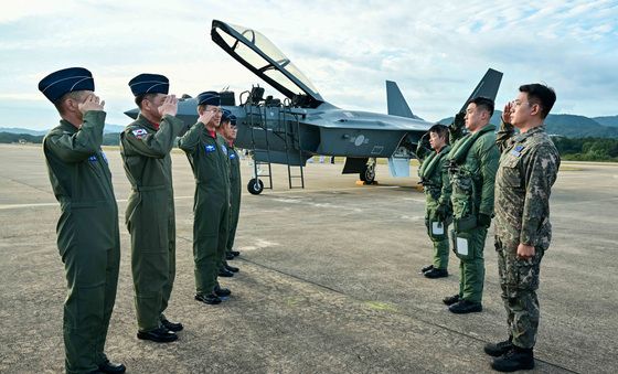 KF-21 도입요원 신고받는 손석락 공군참모총장