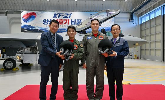KF-21 양산 1호기와 함께 전달된 조종사 헬멧