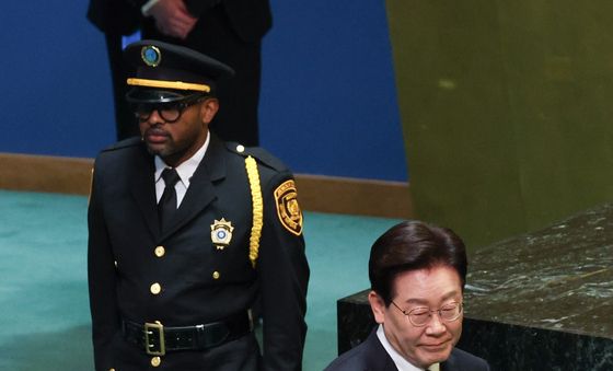 단상 향하는 이재명 대통령