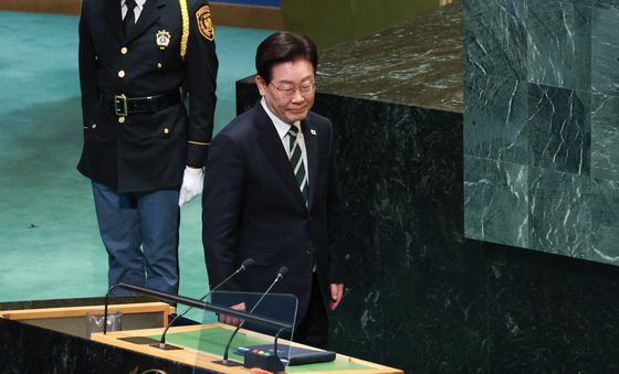 단상 향하는 이재명 대통령