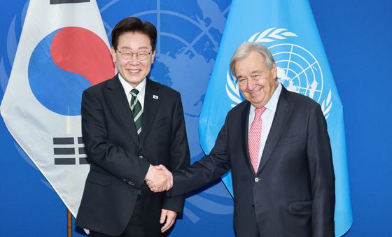 유엔 사무총장과 악수하는 이재명 대통령