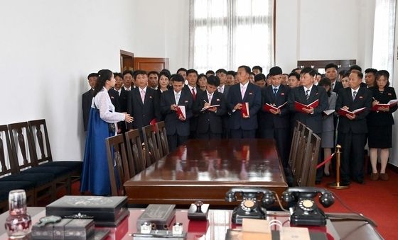 조선혁명박물관 참관하는 北 선전부문 간부들