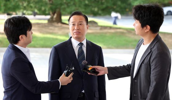 이정현 검찰총장 직무대행, 대검 출근하며 취재진 질문 답변