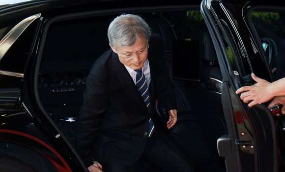 차량에서 내리는 조희대 대법원장
