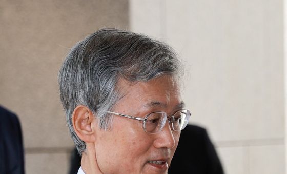 출근하는 조희대 대법원장