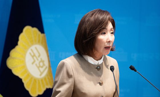 DMZ 지뢰 발목절단 사고 관련 기자회견하는 나경원 의원