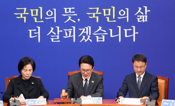 의사봉 두드리는 김민석 대표