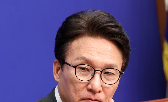 생각에 잠긴 김민석 대표